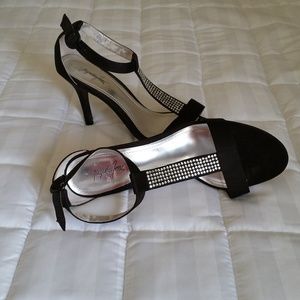 Jacqueline Ferrar Black with stones Sandlas